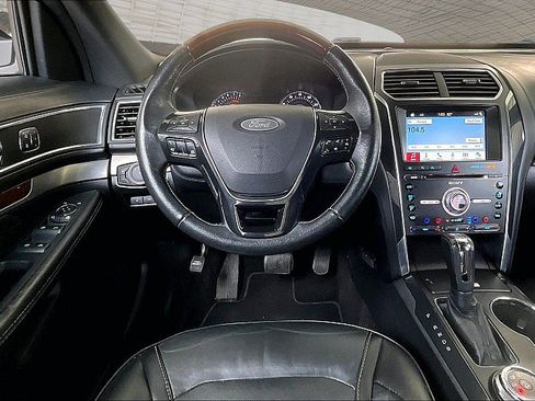 Used 2018 Ford Explorer Platinum AWD/4WD image 4