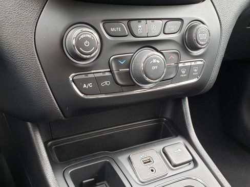 Used 2020 Jeep Cherokee Latitude w/ Cold Weather Group image 23