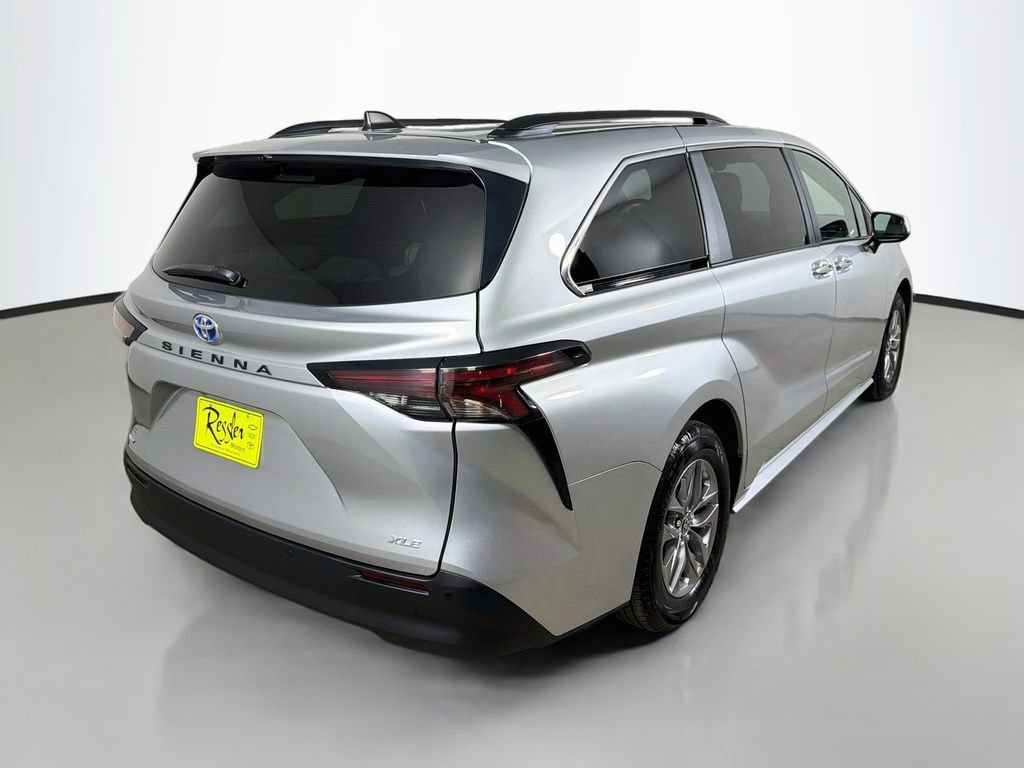 Used 2025 Toyota Sienna XLE FWD image 6