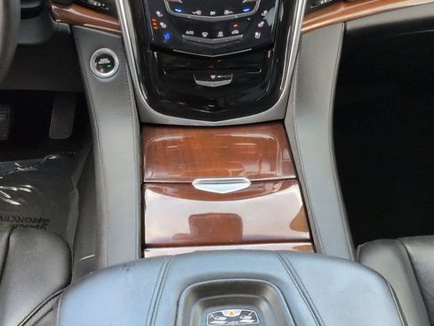 Used 2019 Cadillac Escalade ESV Luxury RWD image 21
