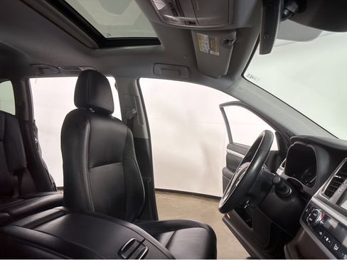 Used 2018 Toyota Highlander XLE image 29