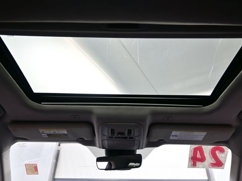 Used 2024 Toyota Highlander XLE AWD/4WD image 19