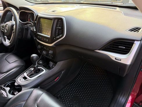 Used 2017 Jeep Cherokee Trailhawk AWD/4WD image 10
