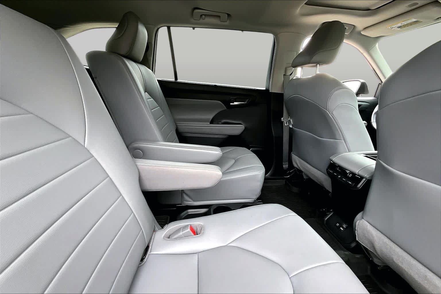Used 2021 Toyota Highlander XLE AWD/4WD image 20