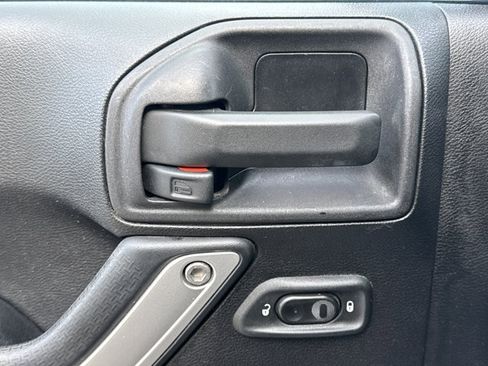 Used 2015 Jeep Wrangler Unlimited Rubicon image 7