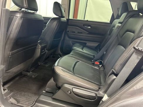 Used 2023 Nissan Pathfinder SL w/ Black Appearance Package AWD/4WD image 13