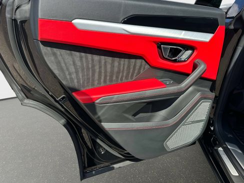 Used 2022 Lamborghini Urus image 12