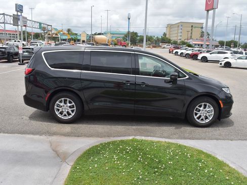 Used 2023 Chrysler Pacifica Touring-L FWD image 15