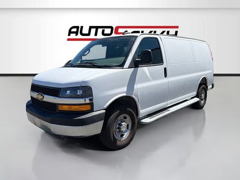 Used 2025 Chevrolet Express 2500 w/ Driver Convenience Package RWD image 3