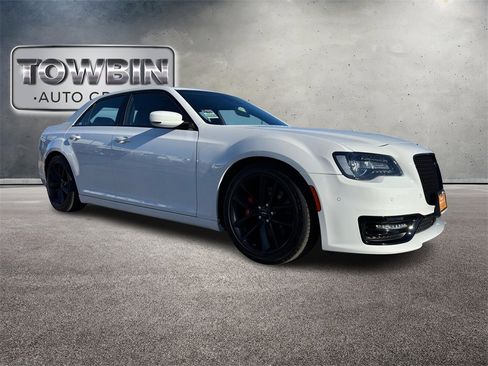 Used 2023 Chrysler 300 C image 2