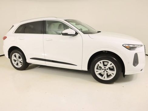 Used 2025 Audi Q5 Premium w/ Convenience Package image 6