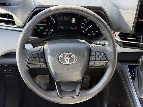 Certified 2025 Toyota Sienna LE image 11