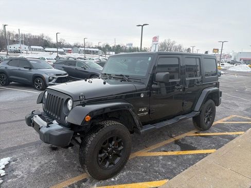 Used 2018 Jeep Wrangler Unlimited Sahara image 2