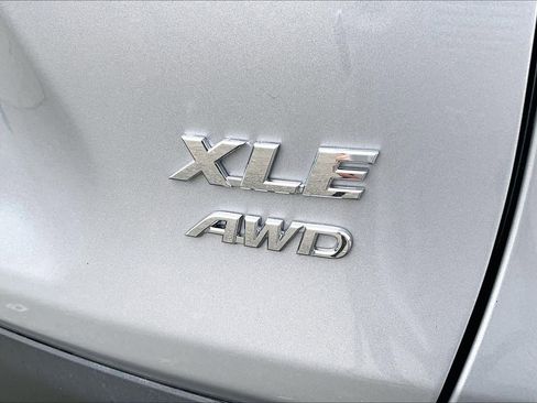 Used 2019 Toyota RAV4 XLE w/ Convenience Package image 9