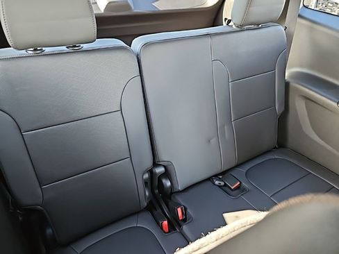 Used 2023 Chevrolet Traverse High Country image 33