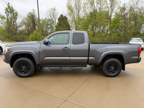 Certified 2022 Toyota Tacoma SR5 AWD/4WD image 2