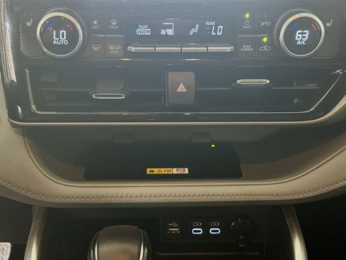 Used 2025 Toyota Highlander XLE AWD/4WD image 23