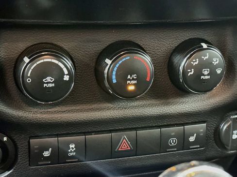 Used 2013 Jeep Wrangler Unlimited Sahara w/ Connectivity Group AWD/4WD image 15