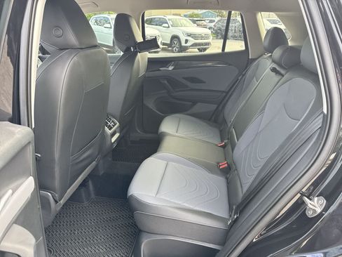 Used 2025 Volkswagen Tiguan SE FWD image 23