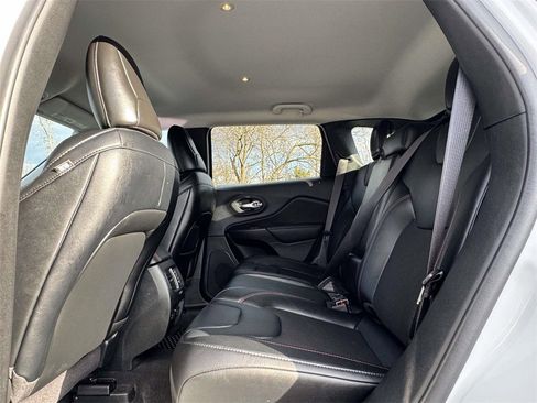 Used 2022 Jeep Cherokee Trailhawk image 14