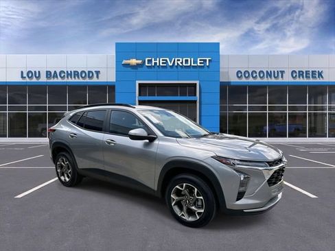 Used 2024 Chevrolet Trax LT FWD image 2