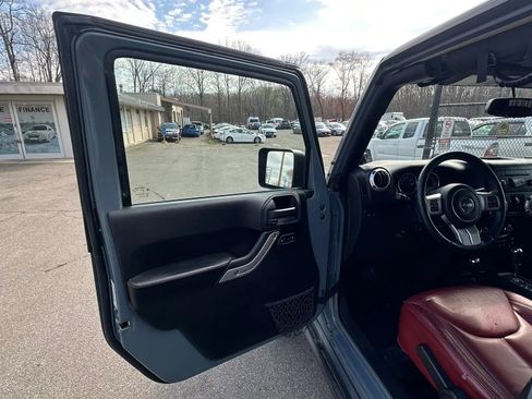 Used 2013 Jeep Wrangler Unlimited Rubicon image 21