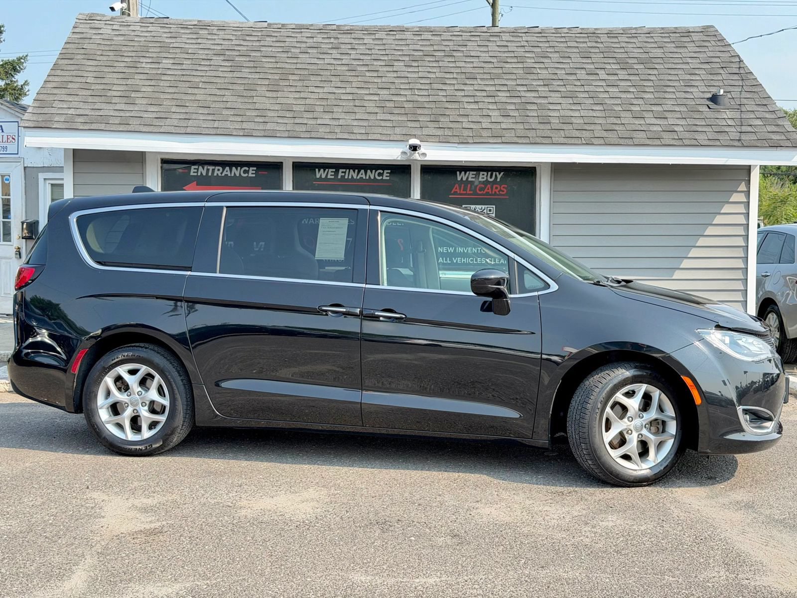 Used 2020 Chrysler Pacifica Touring w/ Tire & Wheel Group FWD image 13