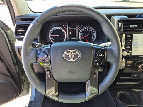 Used 2022 Toyota 4Runner TRD Off-Road Premium AWD/4WD image 19