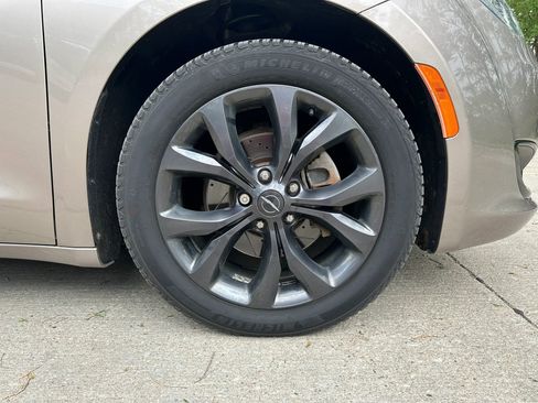 Used 2018 Chrysler Pacifica Touring-L Plus w/ S Appearance Package FWD image 15