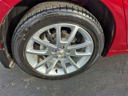 Used 2010 Chevrolet Malibu LTZ w/ HFV6 Engine Package image 17