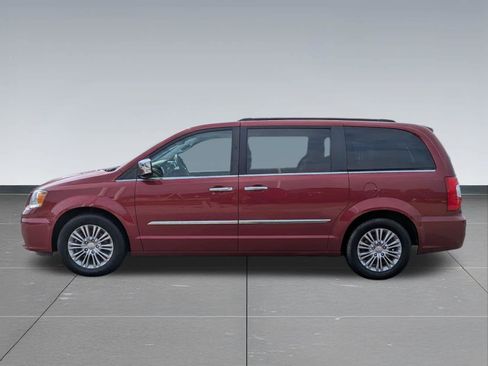 Used 2016 Chrysler Town & Country Touring-L FWD image 2