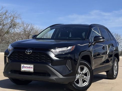 Used 2025 Toyota RAV4 XLE AWD/4WD image 2