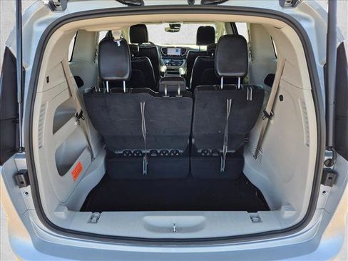 Used 2023 Chrysler Pacifica Touring-L FWD image 6