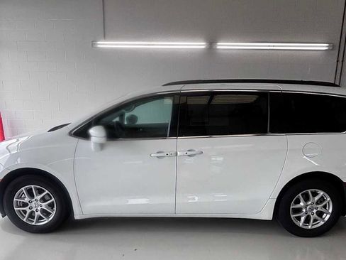 Used 2022 Chrysler Pacifica Touring-L FWD image 8