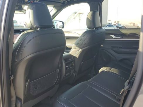 New 2025 Jeep Grand Cherokee Limited image 17