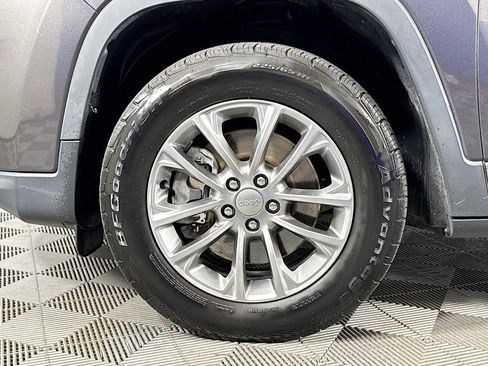 Used 2019 Jeep Cherokee Latitude Plus w/ Comfort/Convenience Group AWD/4WD image 29