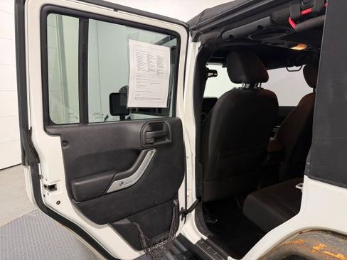 Used 2014 Jeep Wrangler Unlimited Sahara image 22