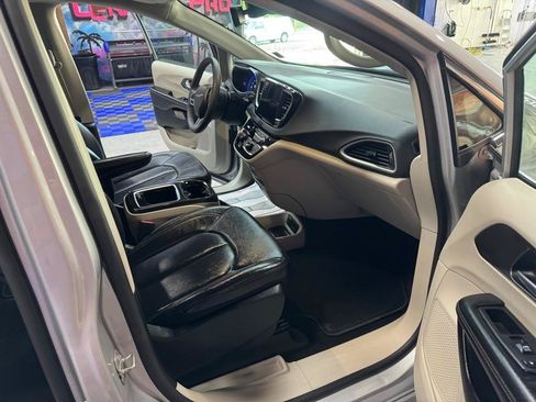 Used 2024 Chrysler Pacifica Touring-L FWD image 15