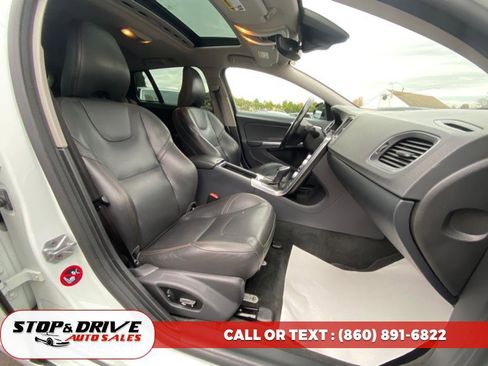 Used 2016 Volvo V60 T5 Cross Country image 18