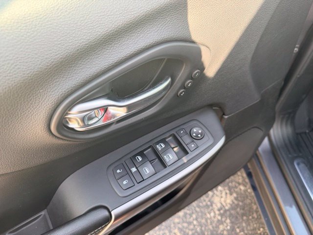 Used 2019 Jeep Cherokee Limited w/ Luxury Group AWD/4WD image 27