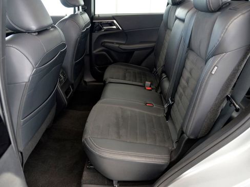 Used 2023 Mitsubishi Outlander SE Black Edition image 28