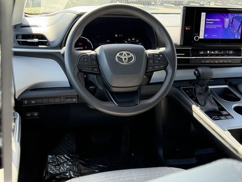 Certified 2025 Toyota Sienna LE FWD image 8