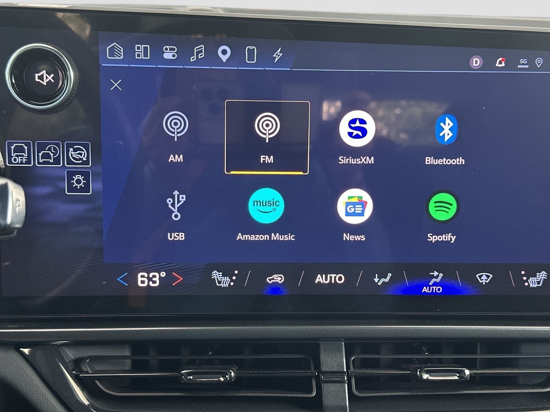 Certified 2024 Chevrolet Equinox EV RS FWD image 13