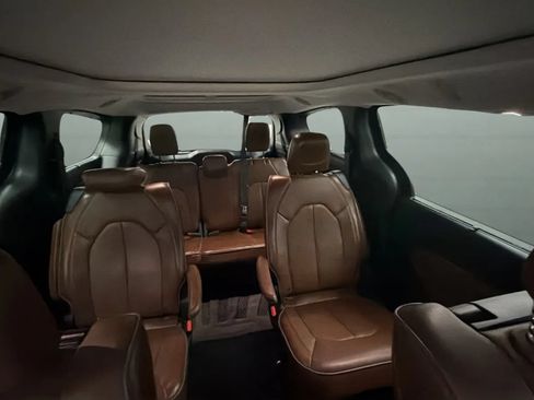 Used 2017 Chrysler Pacifica Limited FWD image 18
