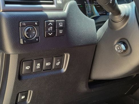 Used 2023 Lexus GX 460 Luxury w/ Accessory Package AWD/4WD image 18
