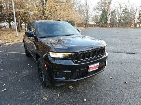 Used 2024 Jeep Grand Cherokee Altitude image 8