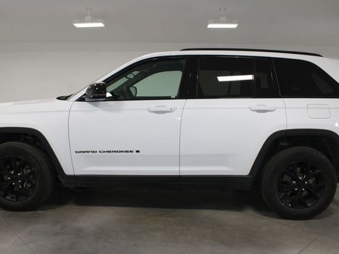 Used 2024 Jeep Grand Cherokee Altitude image 6