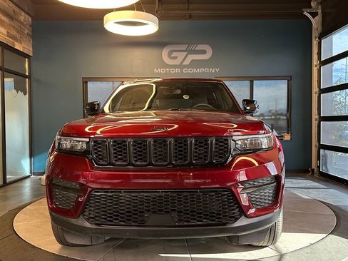 Used 2024 Jeep Grand Cherokee Altitude AWD/4WD image 8