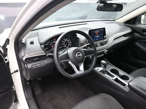 Used 2025 Nissan Altima 2.5 SV FWD image 14