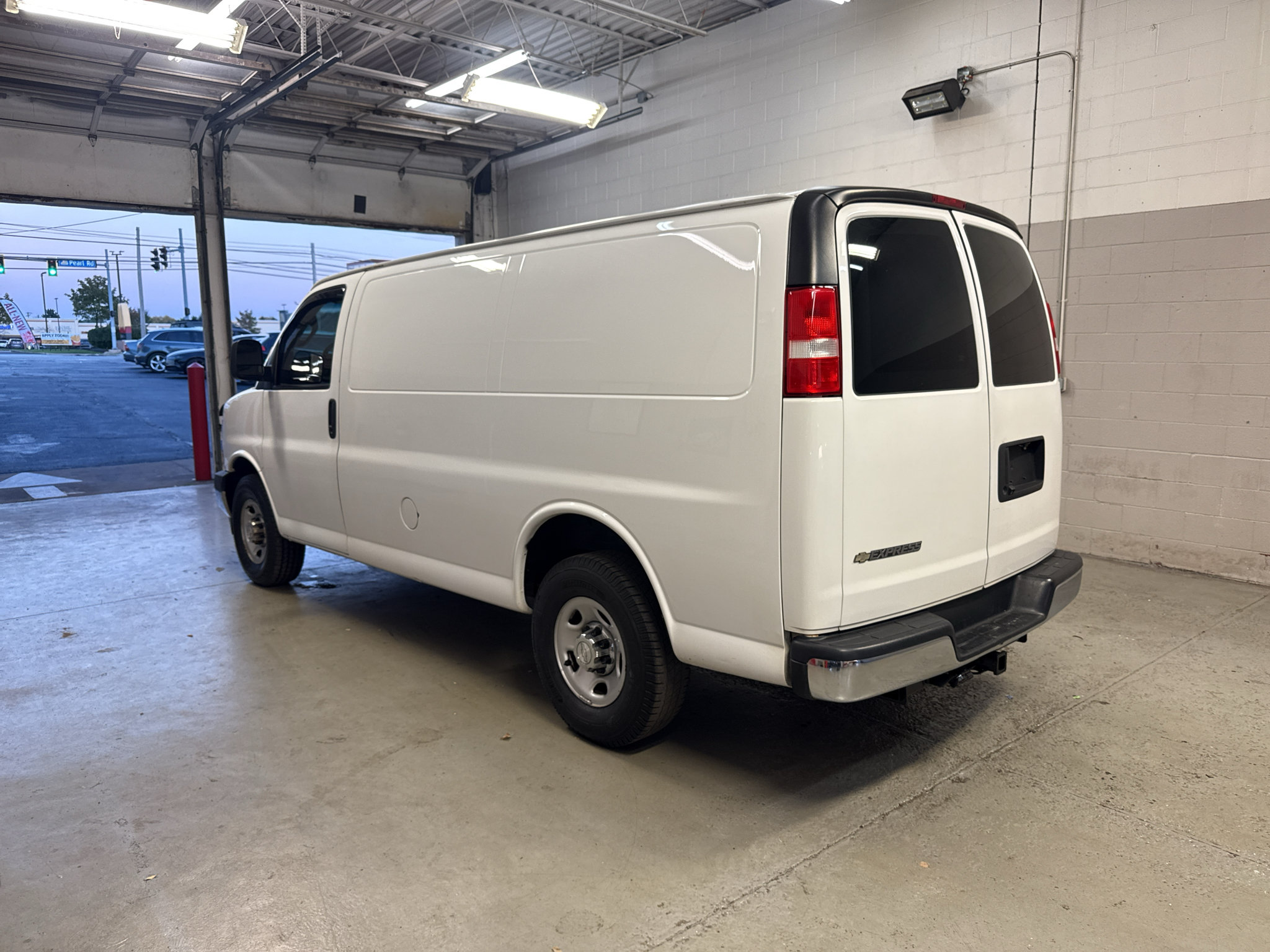 Used 2019 Chevrolet Express 2500 w/ Enhanced Convenience Package RWD image 5